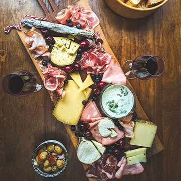 Planche apéritive avec charcuterie, fromages et condiments au Petit Poucet Saint-Léon