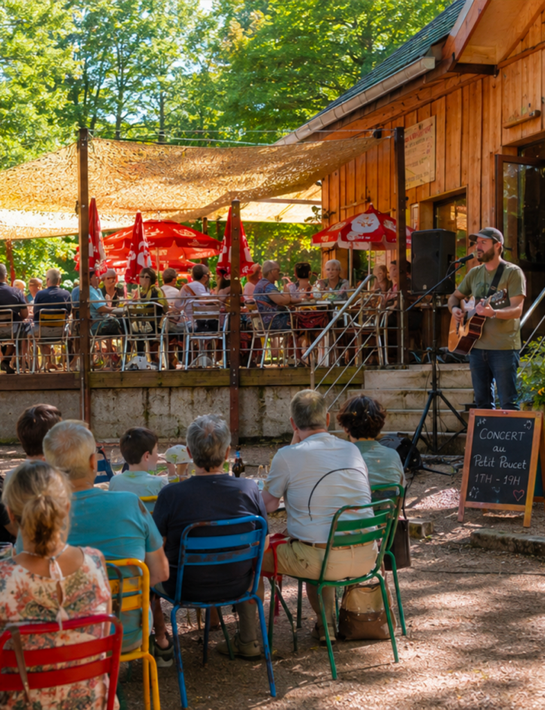 Concert en terrasse plein air au Petit Poucet avec artiste sur scène et public, Saint-Léon Allier