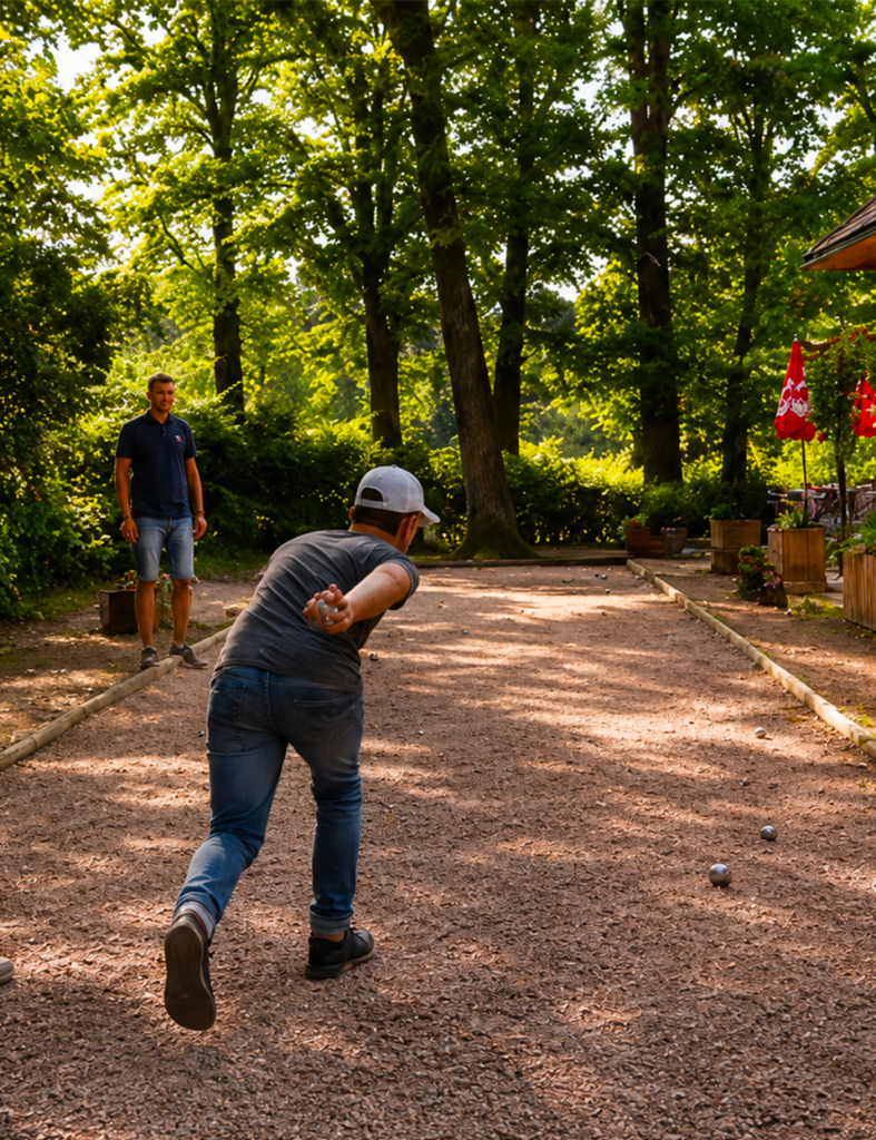 Joueur de pétanque lançant sa boule sur le terrain du Petit Poucet, Saint-Léon Allier
