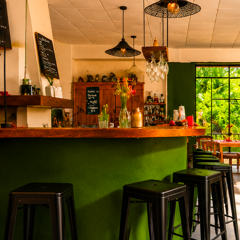 Bar restaurant intérieur du Petit Poucet avec comptoir, ardoises et décoration vintage, Saint-Léon