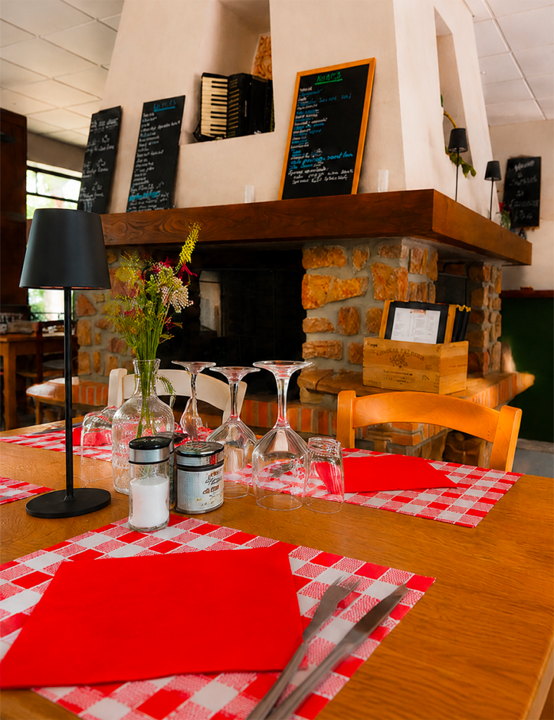 Intérieur chaleureux du bar restaurant Le Petit Poucet avec tables dressées et ardoises, Saint-Léon Allier