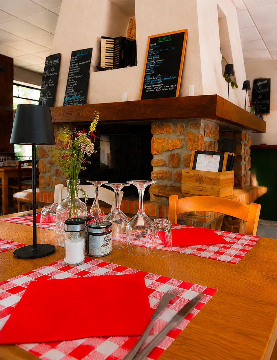 Intérieur chaleureux du bar restaurant Le Petit Poucet avec tables dressées et ardoises, Saint-Léon Allier