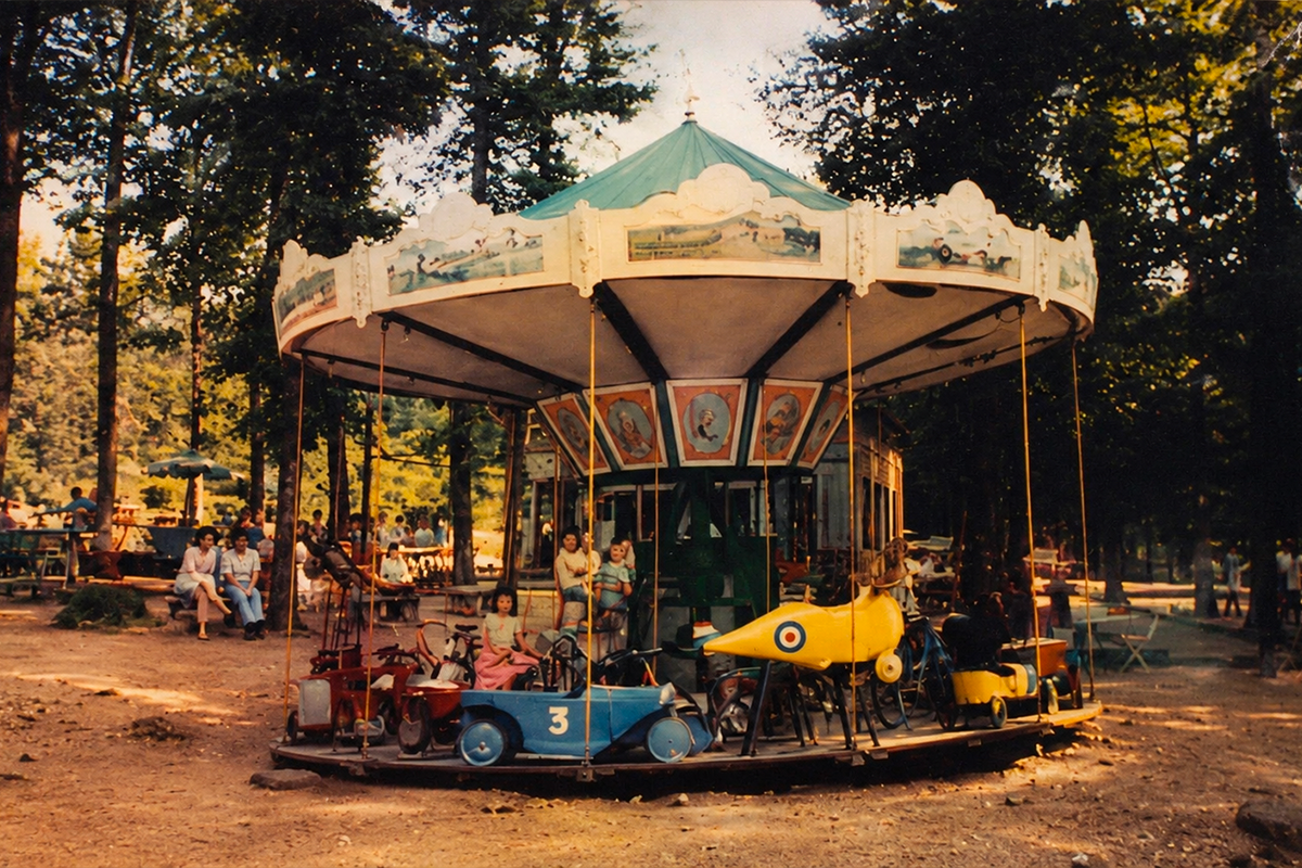 Ancien carrousel en bois au Petit Poucet, patrimoine du domaine à Saint-Léon Allier