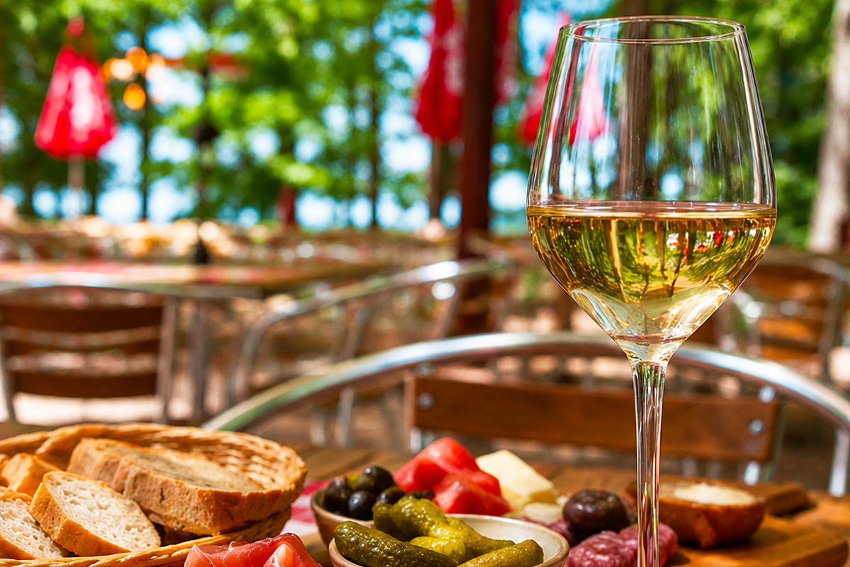 Vue rapprochée de la terrasse du Petit Poucet avec verre et végétation, Saint-Léon