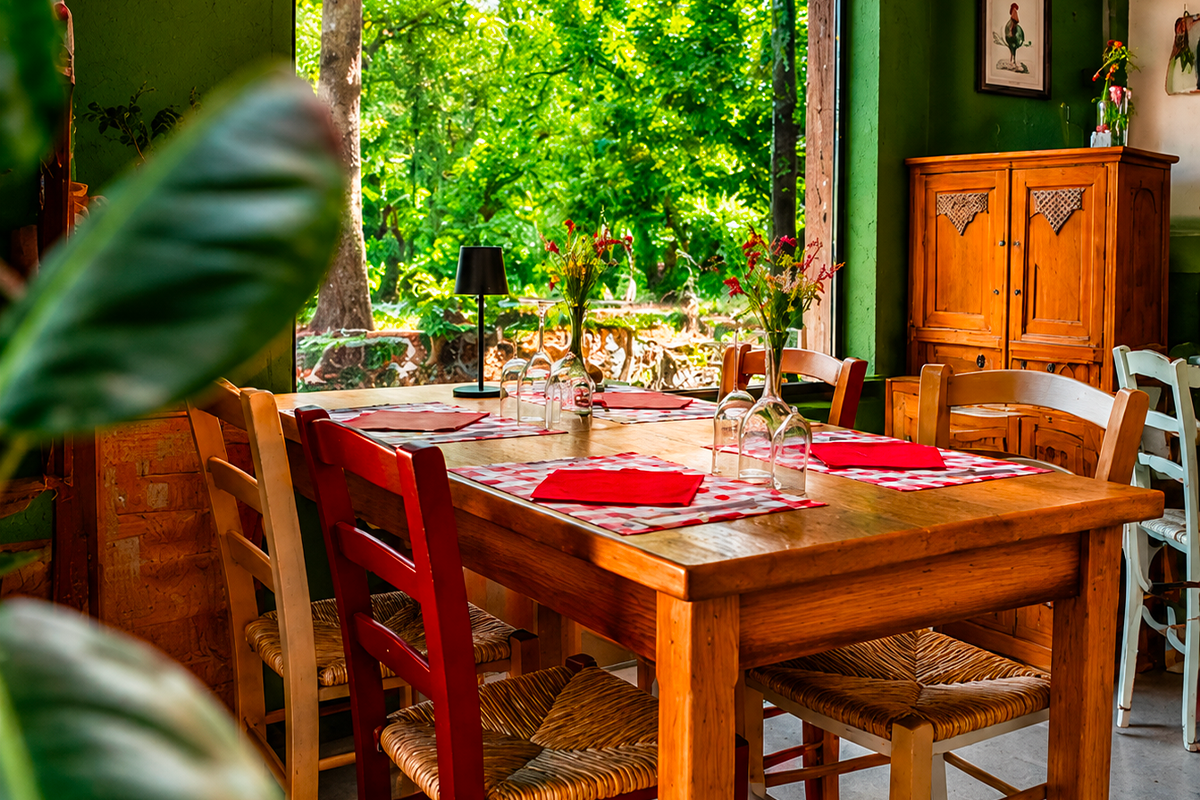 Tables dressées avec nappes rouges sur la terrasse du Petit Poucet, Saint-Léon Allier